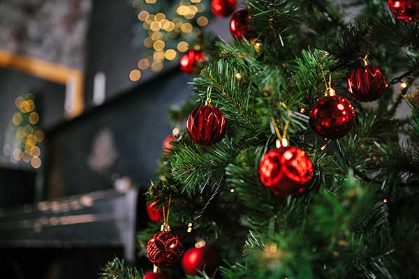 Close up picture of a decorated christmas tree, red bulbs