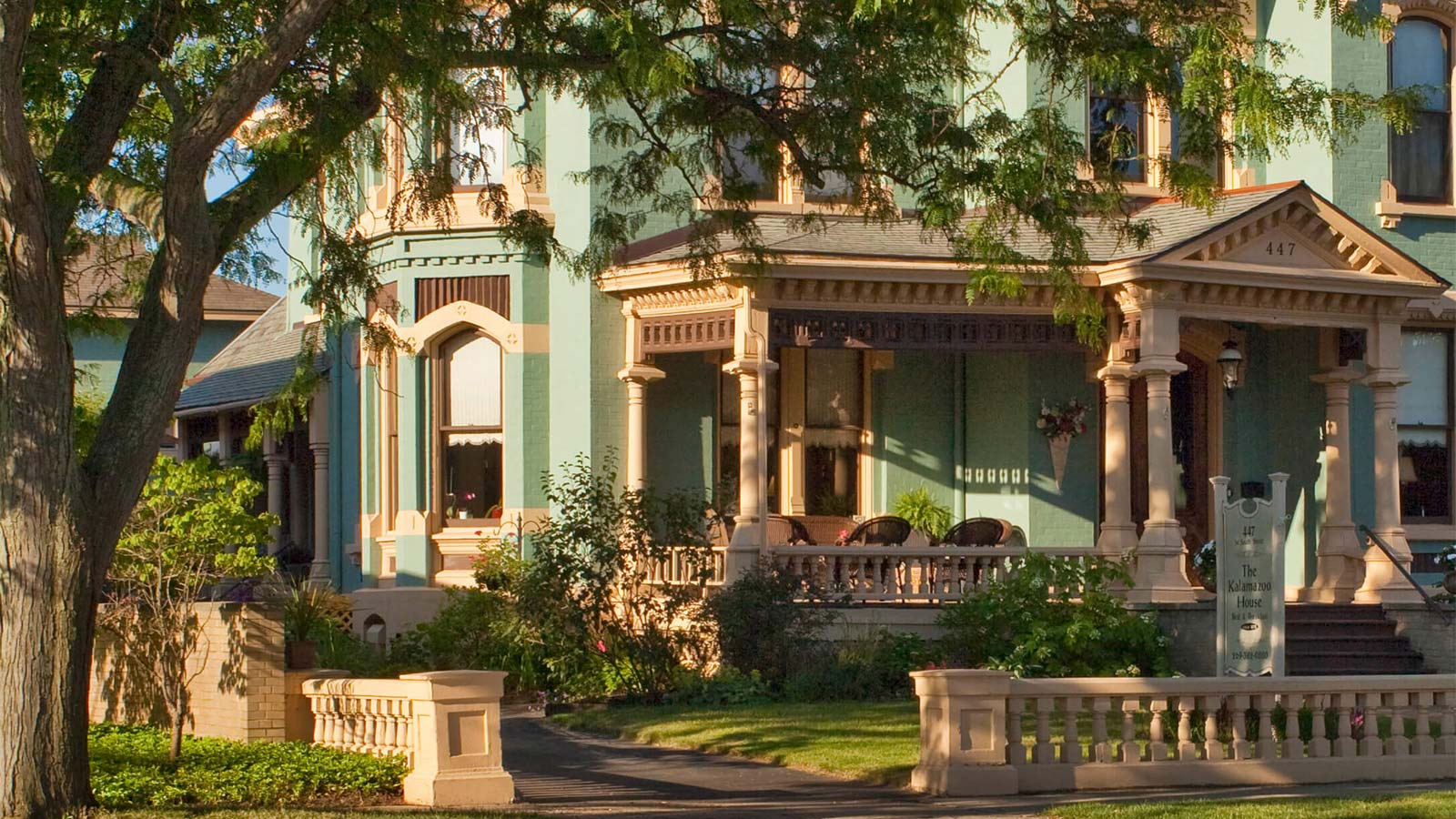 Birdwatching at the kalamazoo nature center 3 Photo of one of the best kalamazoo mi hotels near the kalamazoo nature center